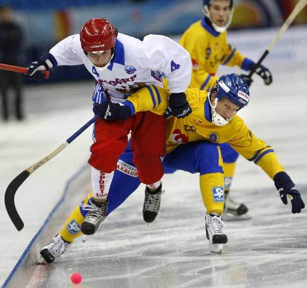 На крытом катке в Кемерове состоялся первый турнир Сибирской молодежной лиги по хоккею с мячом